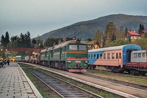 Продовжують ремонт залізниці в Карпатах