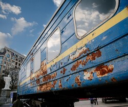 У Києві встановили вагон евакуаційного поїзда на Михайлівській площі