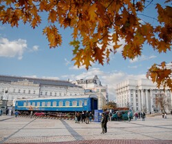 У Києві встановили вагон евакуаційного поїзда на Михайлівській площі