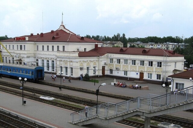 Залізничний вокзал у Херсоні обстріляли росіяни
