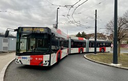 У столиці Чехії запустили трисекційні тролейбуси до аеропорту