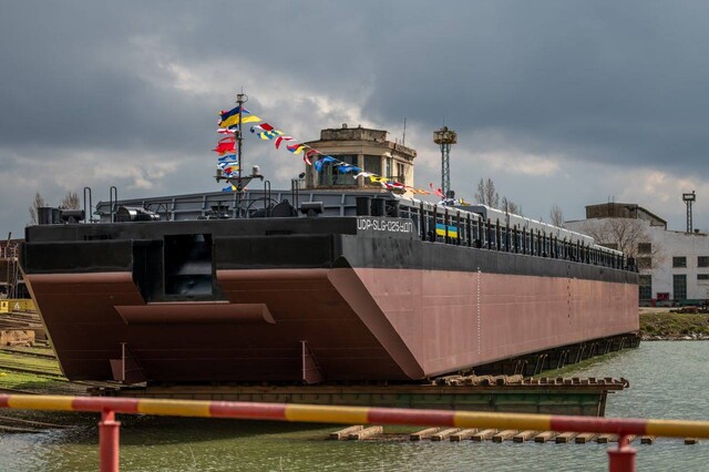 В Одеській області збудували нову вантажну баржу