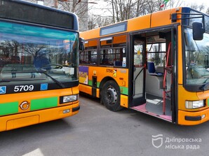 У Дніпро привезли перші "гуманітарні" автобуси з Італії