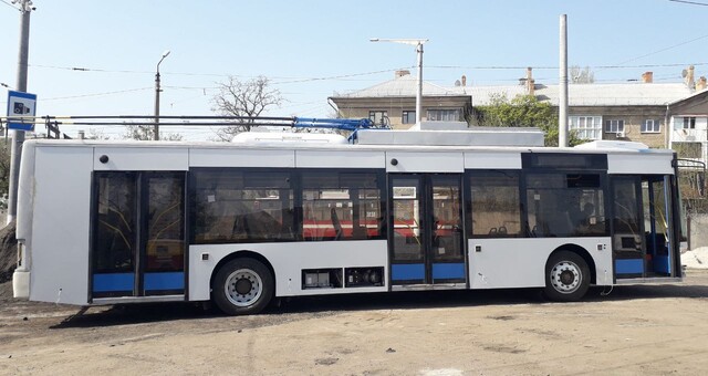 У Миколаєві відновлюють один з тролейбусів після обстрілу