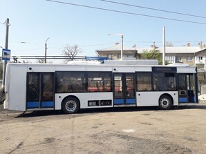 У Миколаєві відновлюють один з тролейбусів після обстрілу