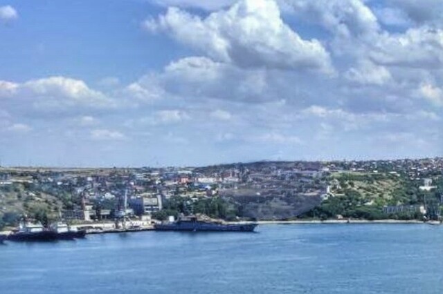 Останній великий бойовий корабель росіян тікає з Севастополя