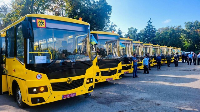 Одеська область отримала перші 10 з 26 шкільних автобусів