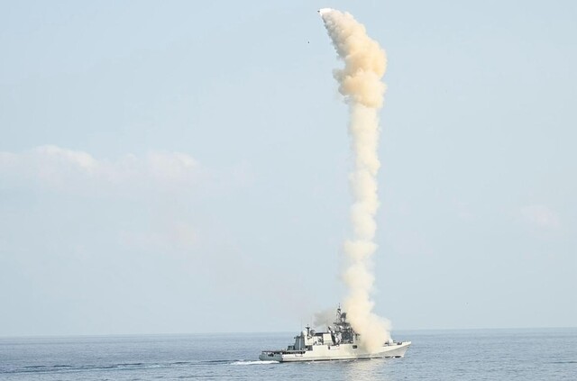 Індія демонстративно провела морські ракетні стрільби неподалік від Пакистану