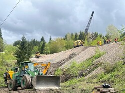Залізницю в Карпатах відновлюють після зсуву грунту
