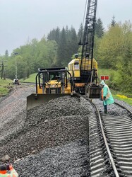 Залізницю в Карпатах відновлюють після зсуву грунту