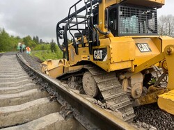 Залізницю в Карпатах відновлюють після зсуву грунту