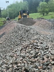 Залізницю в Карпатах відновлюють після зсуву грунту