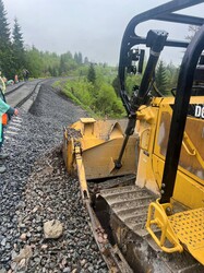 Залізницю в Карпатах відновлюють після зсуву грунту