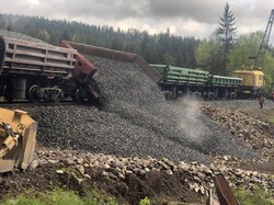 Залізницю в Карпатах відновлюють після зсуву грунту