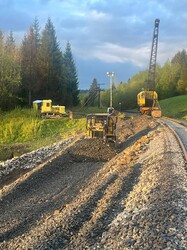 Залізницю в Карпатах відновлюють після зсуву грунту
