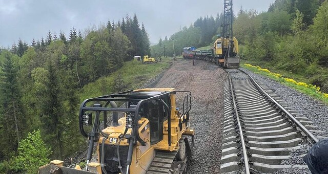 Залізницю в Карпатах відновлюють після зсуву грунту