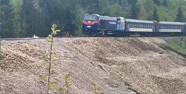 Рух поїздів у Карпатах відновлено