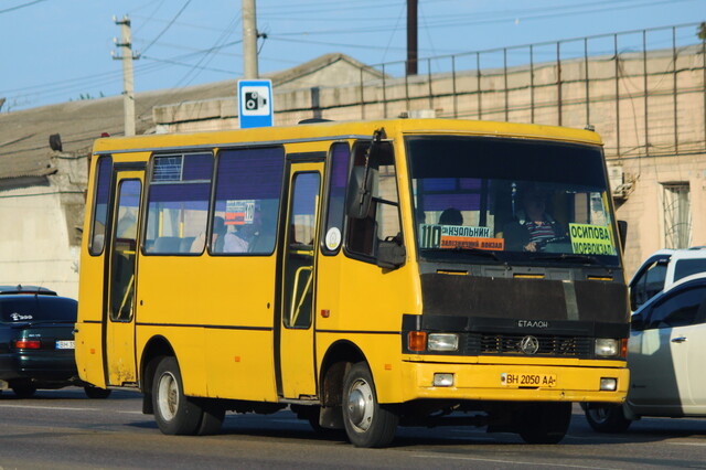 В Одесі ремонтують дорогу на Куяльник через залізничний переїзд