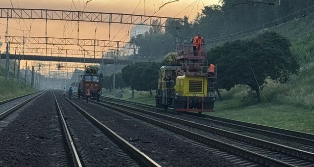Від російського удару в Києві пошкоджено залізницю