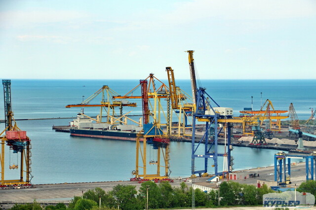 Державний порт Чорноморськ вперше за час війни прийняв контейнерні вантажі