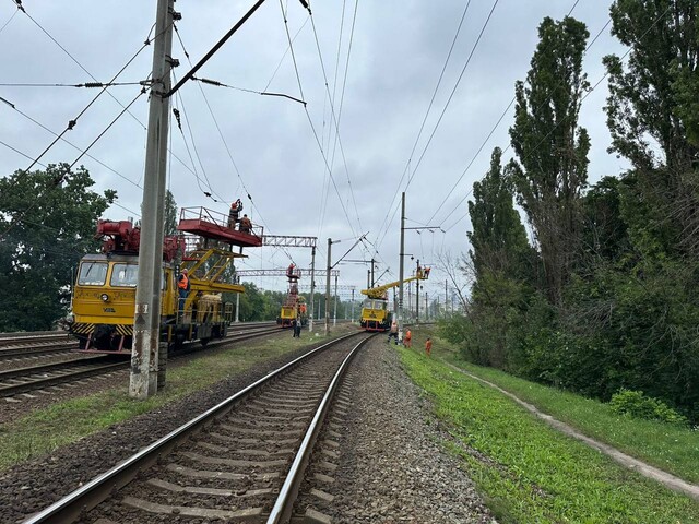 Від російського обстрілу постраждала залізниця у Києві