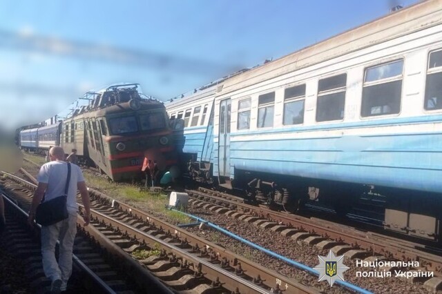 На станції Жмеринка зіткнулися електричка з електровозом