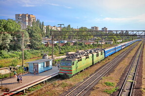 Внаслідок російського обстрілу на залізниці затримуються поїзди (оновлюється)