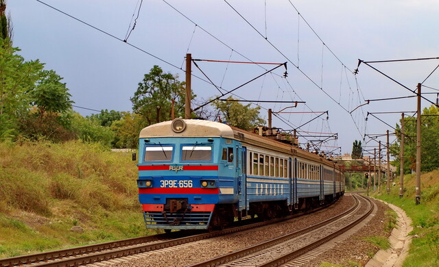 Від російського обстрілу пошкоджено залізницю: затримуються поїзди одеського напрямку
