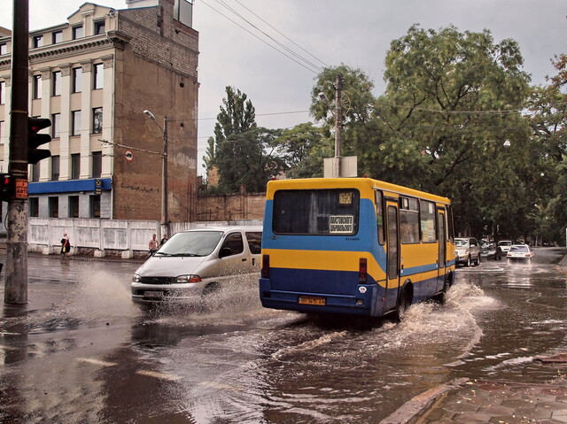 В Одесі обмежено рух після зливи