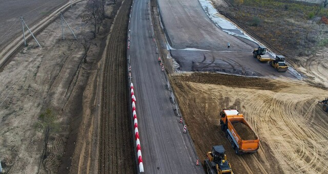 Як на трасі Одеса - Рені будують майданчик для "дальнобоїв"
