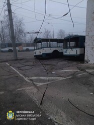 У Херсоні рашисти обстріляли тролейбусне депо