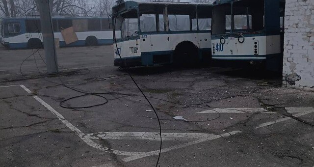 У Херсоні рашисти обстріляли тролейбусне депо