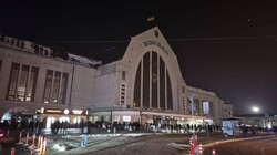 Залізничні вокзали в Одесі та інших містах зменшили підсвітку і працюють як пункти незламності