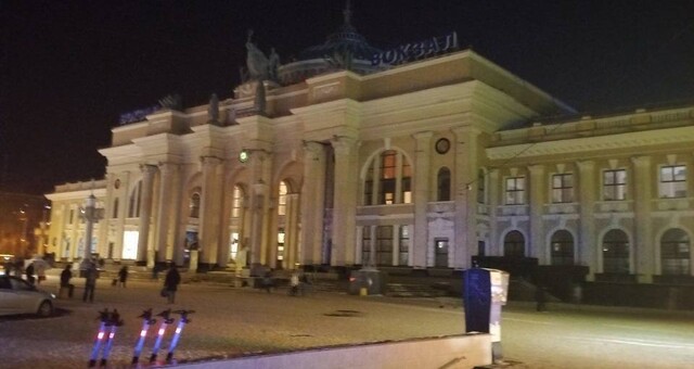 Залізничні вокзали в Одесі та інших містах зменшили підсвітку і працюють як пункти незламності