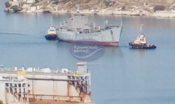 Окупанти у Севастополі буксирують небоєздатний десантний корабель