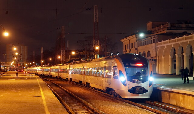 Залізниця змінила графік руху пасажирських поїздів