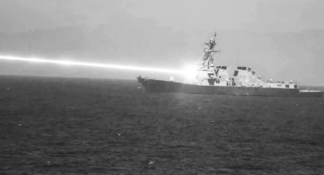 Лазерне майбутнє флоту США: система HELIOS успішно відбила атаку рою дронів