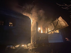 На залізниці від російських ударів пошкоджено приміську електричку і локомотиви