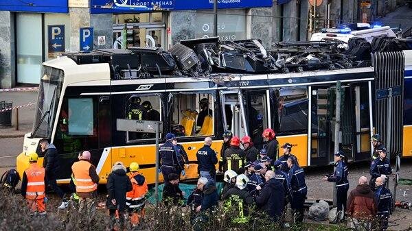 Ви мабуть бачили у мережі відео аварії трамвая у Мілані: вагон на швидкості зійшов з колії та врізався у будинок.