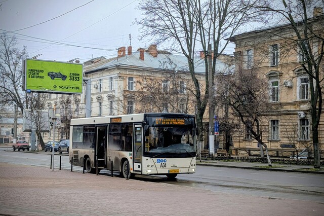 В Одесі продовжують курсувати соціальні автобуси