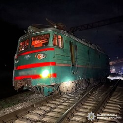 Аварія: вантажівка в'їхала у пасажирський поїзд