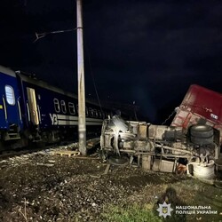 Аварія: вантажівка в'їхала у пасажирський поїзд