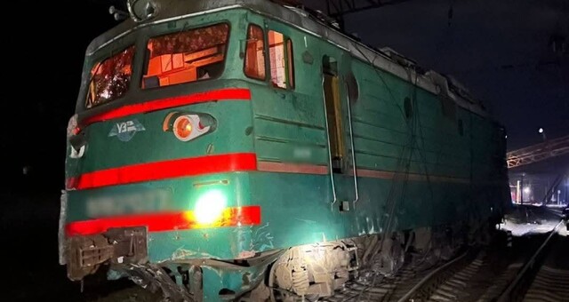 Аварія: вантажівка в'їхала у пасажирський поїзд