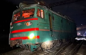 Аварія: вантажівка в'їхала у пасажирський поїзд