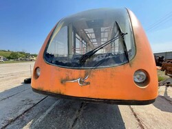 Експериментальний монорейковий вагон "Капвей" перевезли у музей авіації