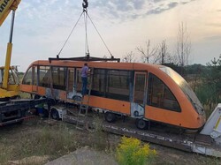 Експериментальний монорейковий вагон "Капвей" перевезли у музей авіації