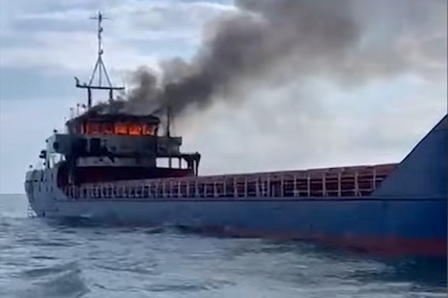 Біля Одеської області морські прикордонники врятували моряків з двічі ураженого росіянами судна