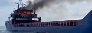 Біля Одеської області морські прикордонники врятували моряків з двічі ураженого росіянами судна