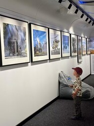 «Мистецький поїзд» "Укрзалізниці" з фотовиставкою про війну виїхав у Молдову