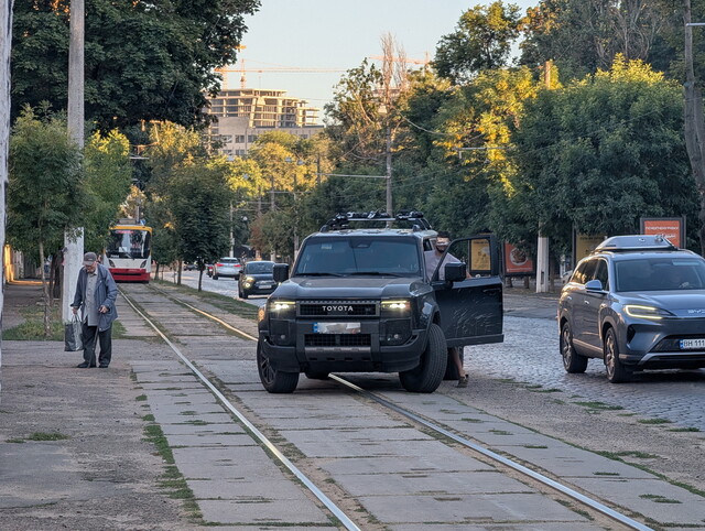 В Одесі розробляють механізм стягнення компенсації з водіїв за блокування руху електротранспорту